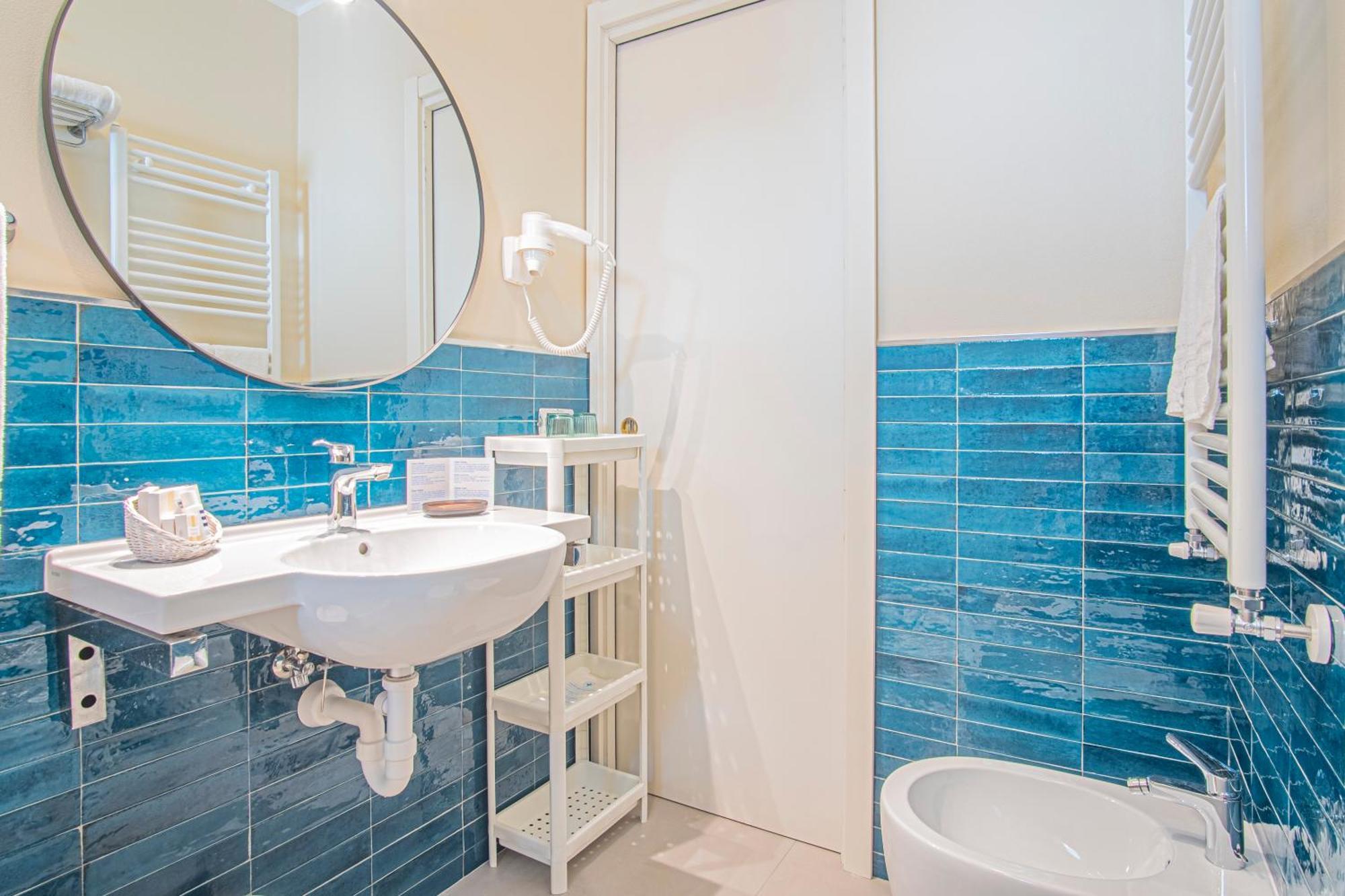 Deluxe Double Room with Partial Sea View